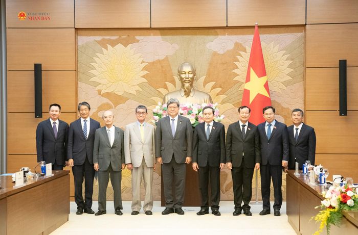 Chủ tịch Quốc hội Trần Thanh Mẫn và Quyền Tổng Thư ký Đảng Dân chủ tự do Nhật Bản Hagiuda Koichi với các đại biểu tại cuộc tiếp