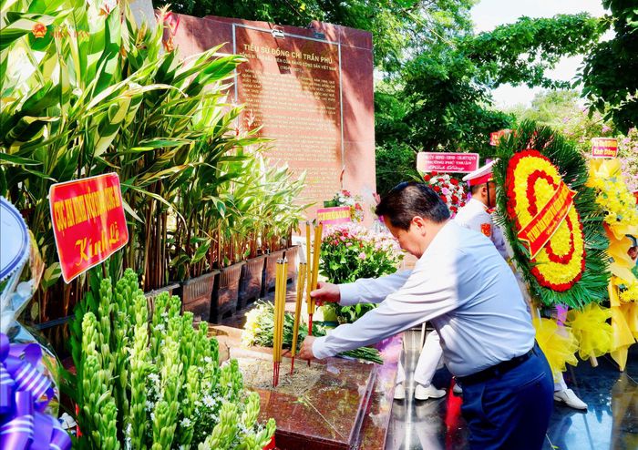 Phó Chủ nhiệm Ủy ban Dân nguyện và Giám sát Hoàng Anh Công dâng hương tại tượng đài Tổng Bí thư Trần Phú. Ảnh: Hoa Lê