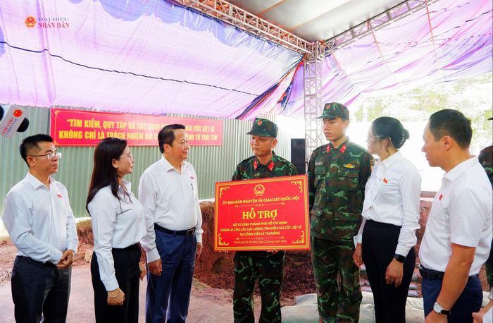 Đoàn công tác trao quà động viên cán bộ, chiến sĩ và các lực lượng đang thực hiện nhiệm vụ tại công viên Lê Thị Riêng. Ảnh: Hoa Lê