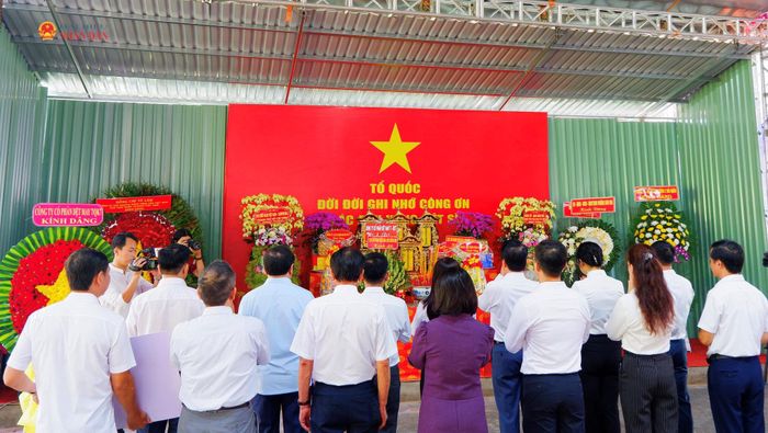 Đoàn công tác dâng hương tại khu vực đang triển khai tìm kiếm, quy tập hài cốt liệt sĩ. Ảnh: Hoa Lê