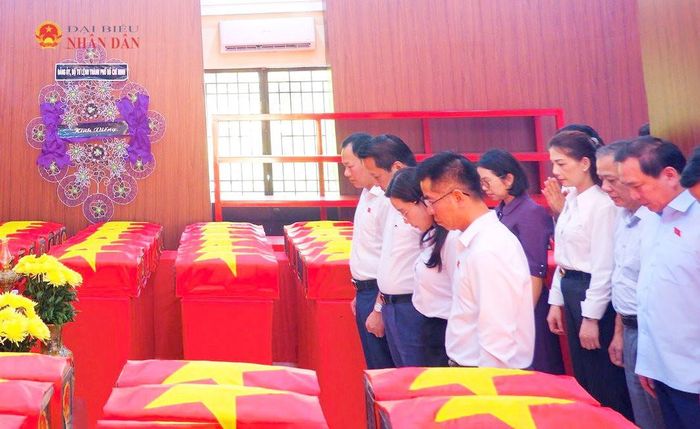 Đoàn công tác dâng hương tại Nhà quàn hài cốt liệt sĩ và nơi thờ Anh hùng Liệt sĩ Lê Thị Riêng và Anh hùng Liệt sĩ Trần Văn Kiểu. Ảnh: Hoa Lê