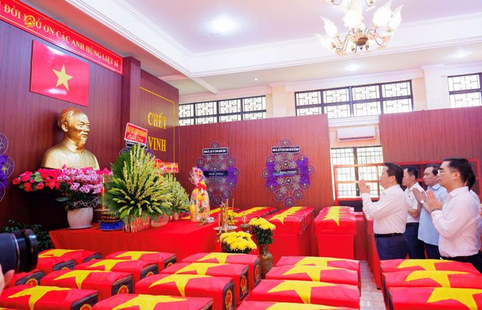Đoàn công tác dâng hương tại Nhà quàn hài cốt liệt sĩ và nơi thờ Anh hùng Liệt sĩ Lê Thị Riêng và Anh hùng Liệt sĩ Trần Văn Kiểu. Ảnh: Hoa Lê