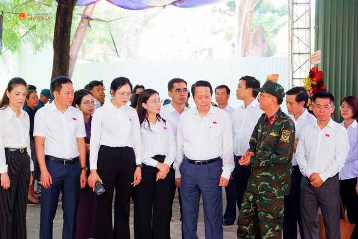 Đoàn công tác nghe đại diện các đơn vị báo cáo về quá trình khảo sát, khai quật, những kết quả bước đầu cũng như những khó khăn trong quá trình triển khai công tác tìm kiếm, xác minh thông tin và quy tập hài cốt liệt sĩ tại công viên Lê Thị Riêng. Ảnh: Hoa Lê