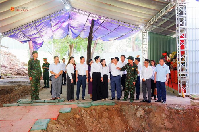 Đoàn công tác nghe đại diện các đơn vị báo cáo về quá trình khảo sát, khai quật, những kết quả bước đầu cũng như những khó khăn trong quá trình triển khai công tác tìm kiếm, xác minh thông tin và quy tập hài cốt liệt sĩ tại công viên Lê Thị Riêng. Ảnh: Hoa Lê