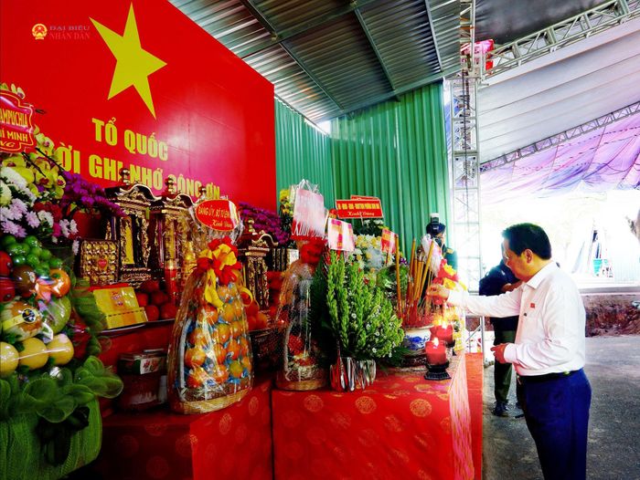 Phó Chủ nhiệm Ủy ban Dân nguyện và Giám sát Hoàng Anh Công dâng hương tại khu vực đang triển khai tìm kiếm, quy tập hài cốt liệt sĩ. Ảnh: Hoa Lê