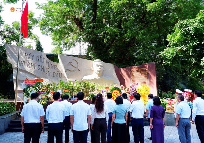 Đoàn công tác dâng hoa, dâng hương tại tượng đài Tổng Bí thư Trần Phú. Ảnh: Hoa Lê