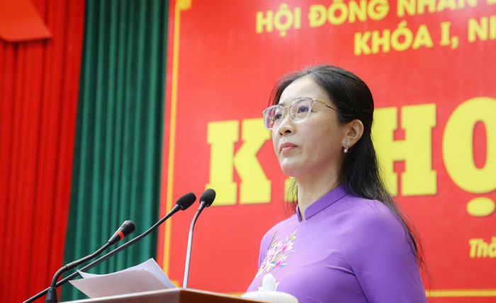 Giám đốc Sở Tư pháp TP. Đồng Nai Phạm Thị Bích Thủy báo cáo tại Kỳ họp thứ 3 HĐND TP. Đồng Nai. Sở Tư pháp là Cơ quan Thường trực Tổ công tác 911. Ảnh: Văn Dũng