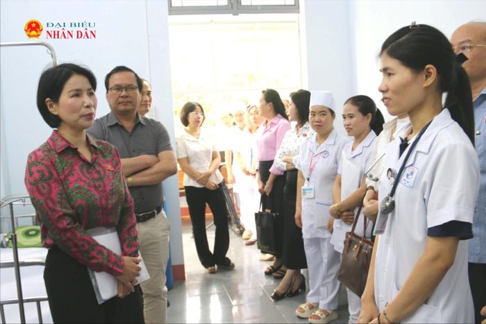 Phó Chủ nhiệm Ủy ban Dân nguyện và Giám sát Trần Thị Nhị Hà khảo sát cơ sở vật chất và trao đổi với cán bộ Trạm Y tế phường Thống Nhất