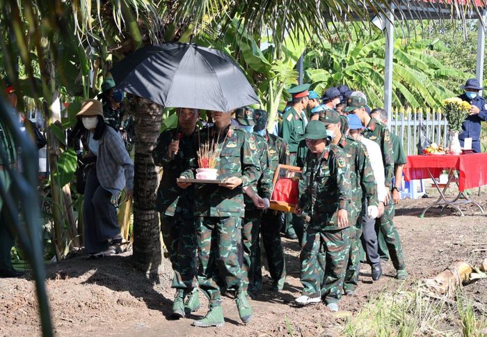 Các chiến sĩ tìm kiếm, quy tập hài cốt liệt sĩ thuộc Bộ Chỉ huy Quân sự TP. Cần Thơ và Đội K90 tiễn đưa nữ du kích về Nghĩa trang Liệt sĩ TP. Cần Thơ