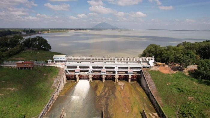 Hồ thủy lợi Dầu Tiếng nằm giáp ranh giữa hai địa phương: Tây Ninh và TP. Hồ Chí Minh