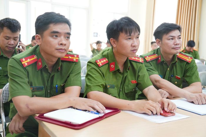 Tại chương trình, cán bộ, chiến sĩ Công an phường Đông Ngạc chăm chú lắng nghe, tiếp thu những nội dung được chia sẻ, đồng thời tích cực trao đổi, thảo luận về các tình huống thực tiễn trong quá trình tiếp xúc và phục vụ Nhân dân.
