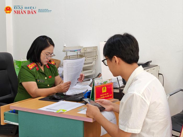 Trong thời gian tới, Công an phường Đông Ngạc tiếp tục xác định việc nâng cao chất lượng phục vụ Nhân dân là một trong những nhiệm vụ trọng tâm; chú trọng rèn luyện kỹ năng giao tiếp, ứng xử, nâng cao tinh thần trách nhiệm và thái độ phục vụ của cán bộ, chiến sĩ trong từng nhiệm vụ, từng cuộc tiếp xúc với Nhân dân.