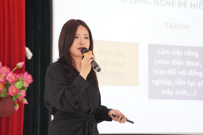 Đồng chí Nguyễn Ngọc Anh - diễn giả, MC, giảng viên kỹ năng mềm chia sẻ tại buổi tập huấn.