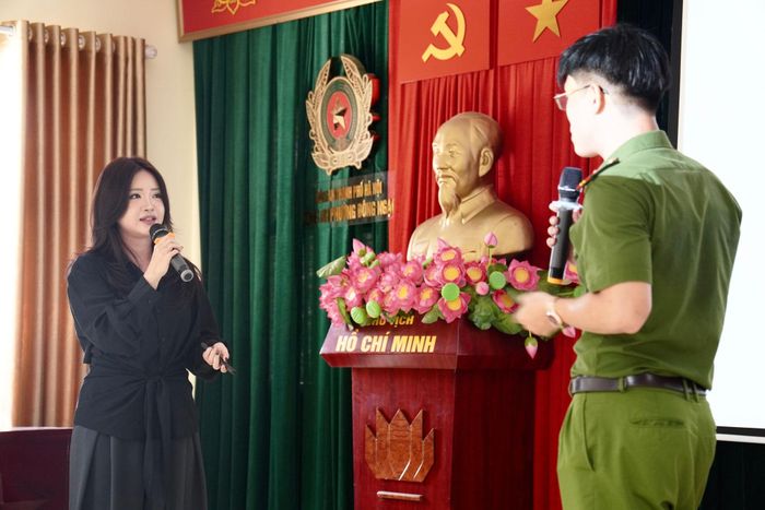 Đáng chú ý, chương trình kết hợp trao đổi lý thuyết với xử lý các tình huống giả định gắn với thực tiễn công tác, qua đó giúp cán bộ, chiến sĩ trực tiếp vận dụng kỹ năng giao tiếp, ứng xử trong những tình huống cụ thể.