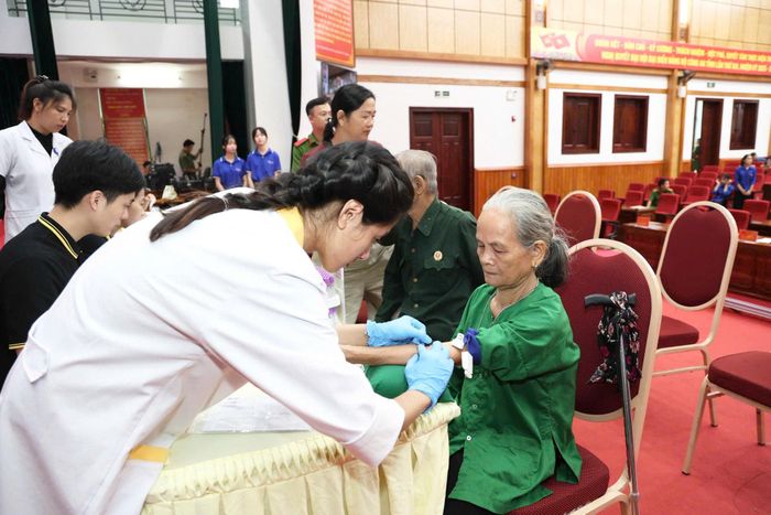 Ngay từ sáng sớm, tại các điểm thu nhận mẫu ADN rất đông thân nhân liệt sĩ đã có mặt để tham gia chương trình thu nhận mẫu ADN.