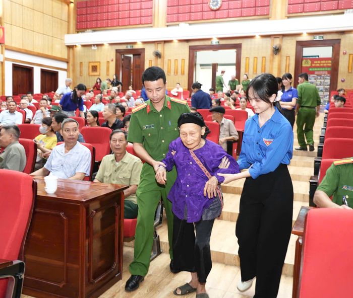 Các thân nhân liệt sĩ tuổi cao, sức yếu được cán bộ, chiến sĩ Công an tỉnh tận tình hỗ trợ đưa đón.