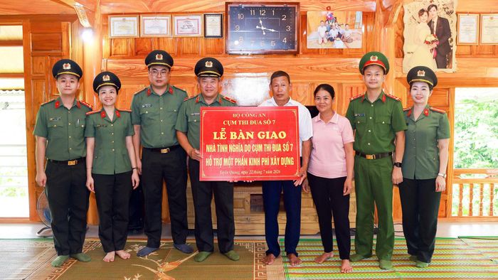 Đoàn công tác bàn giao căn nhà tình nghĩa được hỗ trợ kinh phí xây dựng cho gia đình Đại úy Hoàng Xuân Sỹ, cán bộ Phòng Kỹ thuật hình sự, Công an tỉnh Tuyên Quang.