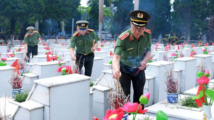 Đoàn công tác tổ chức dâng hương, dâng hoa tại Nghĩa trang Liệt sĩ Quốc gia Vị xuyên.