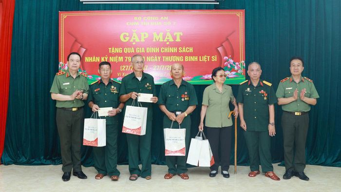 Đoàn đã trao nhiều phần quà ý nghĩa tới các thương binh, bệnh binh, gia đình chính sách, thân nhân liệt sĩ và người có công với cách mạng trên địa bàn xã Vị Xuyên.