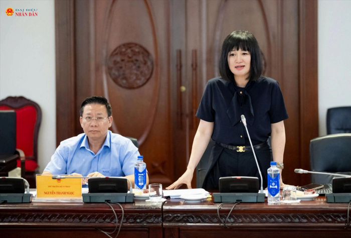 Phó Cục trưởng Cục Phổ biến, giáo dục pháp luật và Trợ giúp pháp lý, Bộ Tư pháp Ngô Quỳnh Hoa trình bày các nội dung tiếp thu, giải trình và chỉnh lý dự thảo Luật
