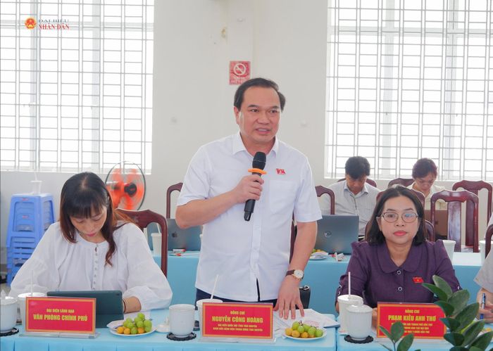 ĐBQH, Giám đốc Bệnh viện Trung ương Thái Nguyên Nguyễn Công Hoàng phát biểu. Ảnh: Hoa Lê