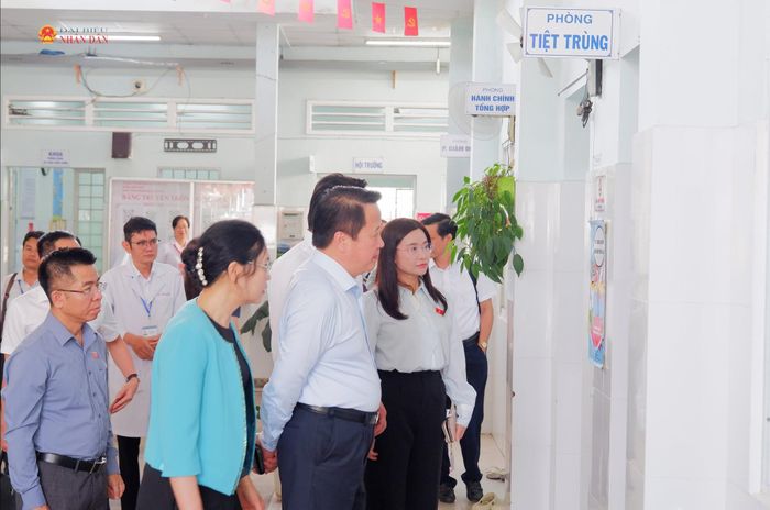Đoàn giám sát khảo sát thực tế tại Trạm Y tế phường Long Trường. Ảnh: Hoa Lê