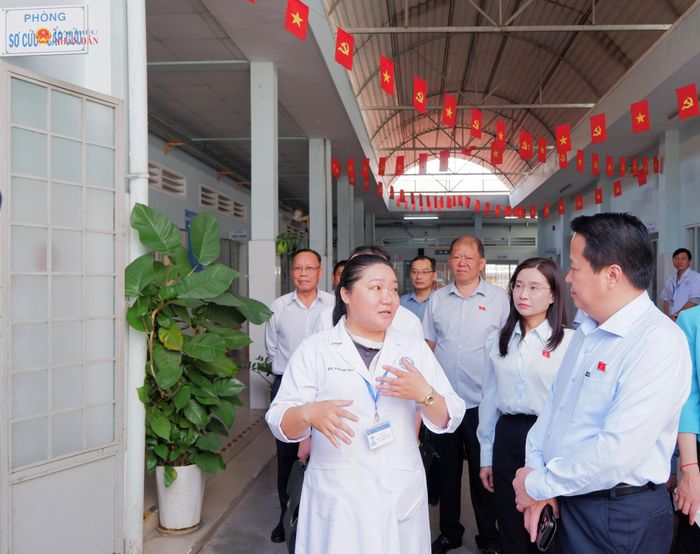 Đoàn giám sát khảo sát thực tế tại Trạm Y tế phường Long Trường. Ảnh: Hoa Lê