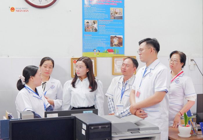 Đoàn giám sát khảo sát thực tế tại Trạm Y tế phường Long Trường. Ảnh: Hoa Lê