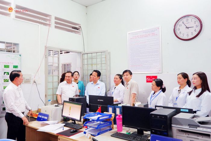 Đoàn giám sát khảo sát thực tế tại Trạm Y tế phường Long Trường. Ảnh: Hoa Lê