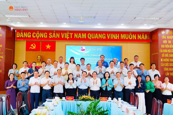 Đoàn giám sát của Ủy ban Dân nguyện và Giám sát và lãnh đạo UBND phường Long Trường, TP. Hồ Chí Minh