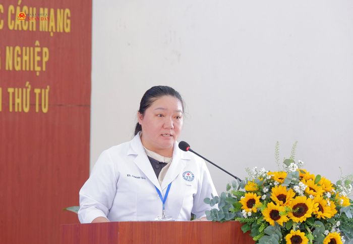 Phó Giám đốc Trạm Y tế phường Long Trường, TP. Hồ Chí Minh Hoàng Thị Thanh Vân báo cáo tại cuộc làm việc. Ảnh: Hoa Lê