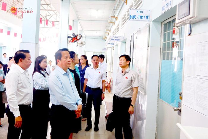 Đoàn giám sát khảo sát thực tế tại Trạm Y tế phường Long Trường. Ảnh: Hoa Lê