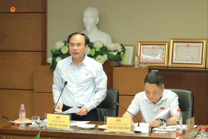 Thứ trưởng Bộ Xây dựng Nguyễn Văn Sinh trình bày Tờ trình của Chính phủ về dự án Luật