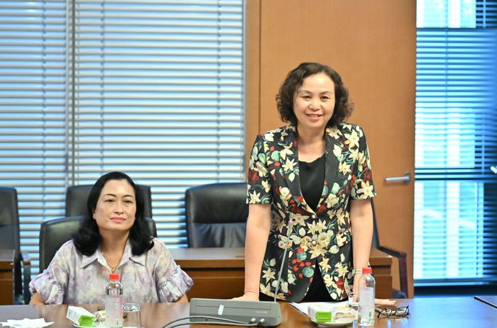 Phó Chủ tịch Hội đồng Dân tộc Cao Thị Xuân - thân nhân liệt sỹ phát biểu