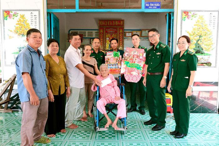 Đoàn công tác thăm, tặng quà Mẹ Việt Nam Anh hùng Trần Thị Ba. Ảnh: Tuấn Kiệt