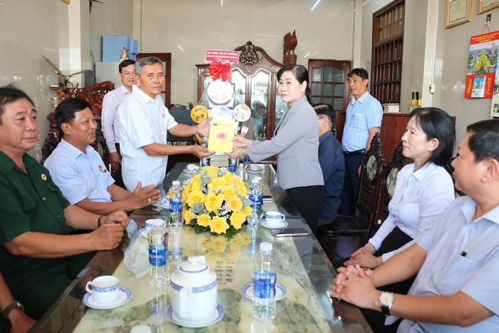 Trưởng Đoàn ĐBQH tỉnh Đồng Tháp Châu Thị Mỹ Phương tặng quà gia đình thương binh Lê Bá Tước