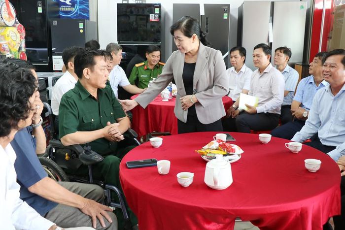 Trưởng Đoàn ĐBQH tỉnh Đồng Tháp Châu Thị Mỹ Phương thăm hỏi thương binh Nguyễn Văn Quởn