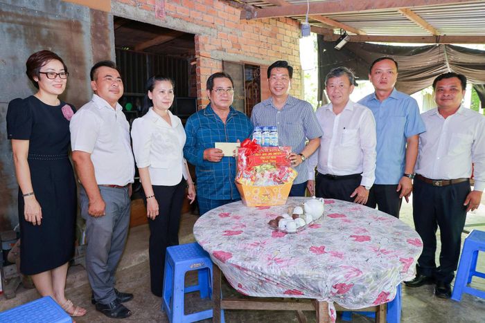 Phó Bí thư Thường trực Tỉnh ủy, Chủ tịch HĐND tỉnh Tây Ninh Nguyễn Mạnh Hùng cùng cùng đoàn công tác đến thăm, tặng quà thương binh Âu Công Tùng