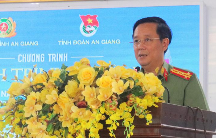 Phó Giám đốc Công an tỉnh An Giang Đại tá Lê Phú Thạnh phát biểu tại chương trình. Ảnh: Nghiêm Túc
