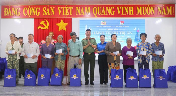 Chị Thị Phương Hồng, Phó Bí thư Thường trực Tỉnh đoàn An Giang và Lãnh đạo Phòng 3, Cục Công tác chính trị (Bộ Công an) tặng quà đến các thương binh, bệnh binh, cựu chiến binh có hoàn cảnh khó khăn trên địa bàn phường Thới Sơn. Ảnh: Nghiêm Túc