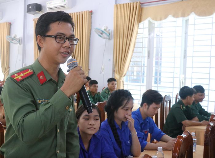 Tuổi trẻ Công an tỉnh An Giang tham gia giao lưu với các nhân chứng lịch sử tại chương trình. Ảnh: Nghiêm Túc