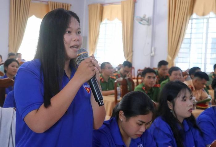 Đoàn viên, thanh niên phường Thới Sơn tham gia giao lưu với các nhân chứng lịch sử tại chương trình. Ảnh: Nghiêm Túc