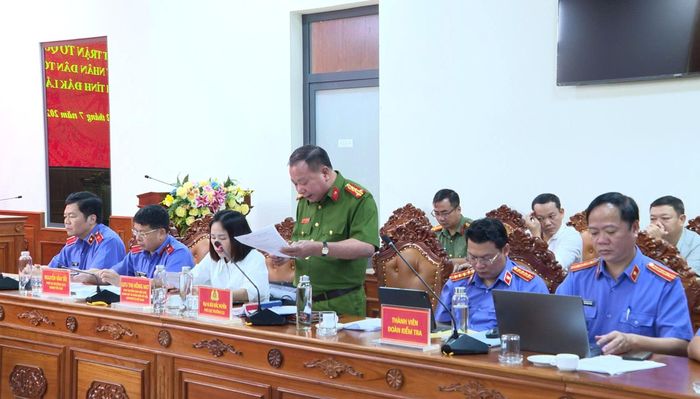 Đại diện Công an tỉnh báo cáo tại buổi làm việc. Ảnh: V.A