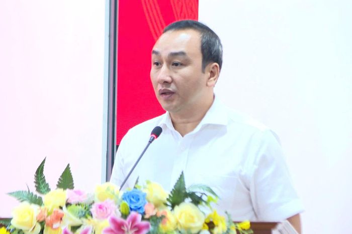 Đại diện TAND tỉnh báo cáo kết quả triển khai thực hiện các nhiệm vụ tại buổi làm việc. Ảnh: V.A