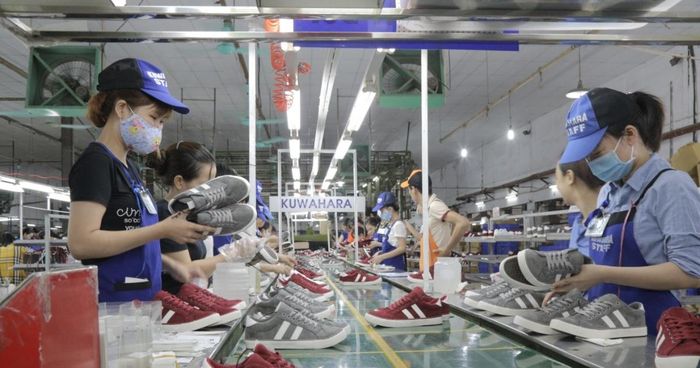 Dây chuyền sản xuất tại Công ty cổ phần Giày Thượng Đình.