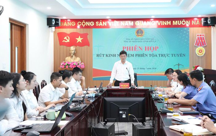 Đồng chí Cầm Xuân Thủy - Phó Chánh án TAND tỉnh Sơn La chủ trì phiên họp rút kinh nghiệm.
