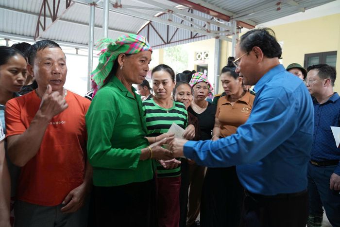Bí thư Tỉnh ủy Lai Châu Lê Minh Ngân hỏi thăm sức khỏe, động viên các gia đình bị ảnh hưởng do bão lũ.