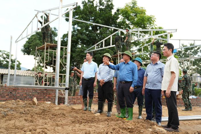 Bí thư Tỉnh ủy Lê Minh Ngân kiểm tra tại khu tái định cư bản Sân Bay, xã Mường Than, nơi dự kiến bố trí chỗ ở mới cho 24 hộ dân bị ảnh hưởng bởi lũ quét.