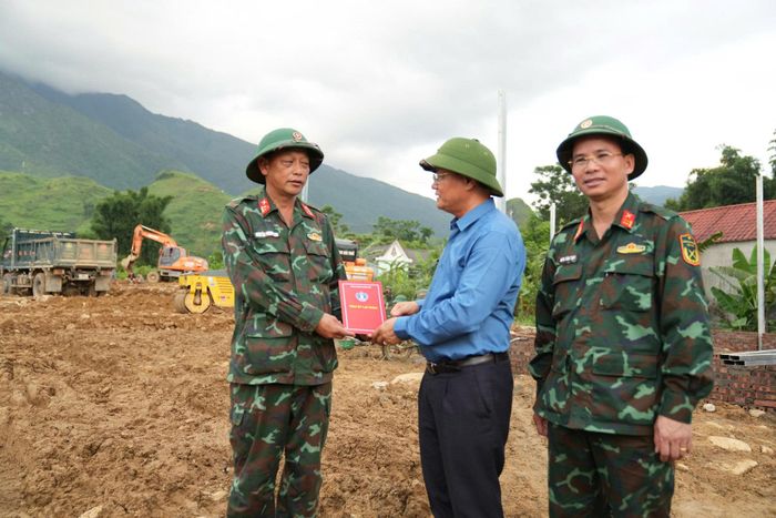 Bí thư Tỉnh ủy Lai Châu Lê Minh Ngân động viên, yêu cầu các lực lượng tập trung khắc phục điểm sạt lở.