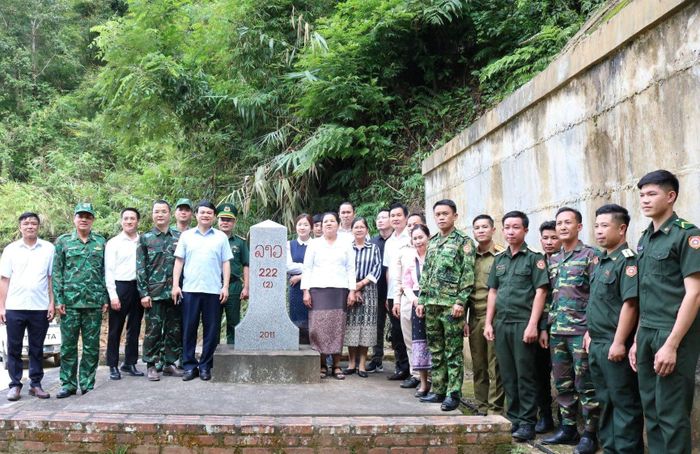 Đoàn công tác của hai tỉnh kiểm tra thực địa tại mốc quốc giới 222 (2).